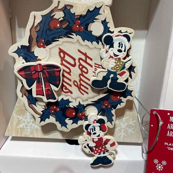 Disney Musical Figure - Mickey and Friends Walt’s Holiday Lodge NWT - Picture 6 of 10